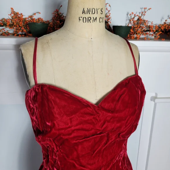 M| Red Velvet Sweetheart Dress - Picture 3 of 6